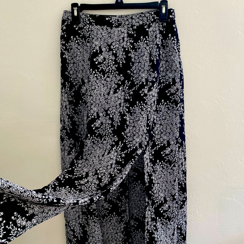 Long skirt with two slits
